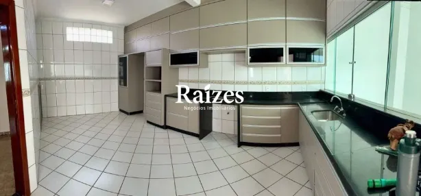 Casa com 3 Quartos à venda, 240m² no Jardim Karaíba, Uberlândia