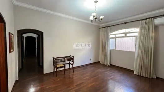 Casa com 3 Quartos à venda, 220m² no Mercês, Uberaba