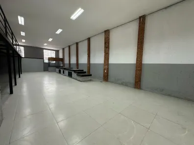 Prédio Comercial com 5 Quartos à venda, 380m² no São João, Porto Alegre