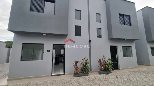 Casa de Condomínio com 2 Quartos à venda, 75m² no Balneário Copacabana, Caraguatatuba