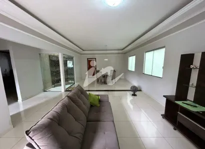 Casa com 3 Quartos para alugar, 216m² no Segismundo Pereira, Uberlândia