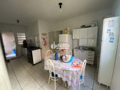 Casa com 2 Quartos à venda, 82m² no Laranjeiras, Uberlândia