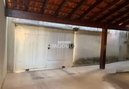Casa com 3 Quartos para alugar, 150m² no Jardim Patrícia, Uberlândia