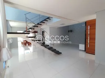 Casa com 3 Quartos para alugar, 237m² no Alto Umuarama, Uberlândia