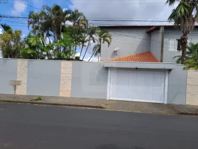 Sobrado com 4 Quartos para alugar, 285m² no Jardim Patrícia, Uberlândia