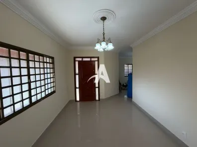 Casa com 3 Quartos para alugar, 230m² no Santa Mônica, Uberlândia