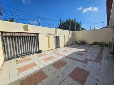 Casa com 5 Quartos para alugar, 200m² no Cidade dos Funcionários, Fortaleza