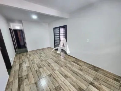 Casa com 3 Quartos para alugar, 110m² no Nossa Senhora das Graças, Uberlândia
