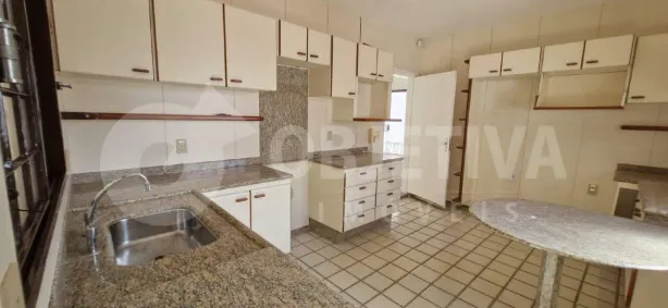 Casa com 3 Quartos para alugar, 230m² no Osvaldo Rezende, Uberlândia