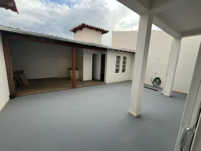 Sobrado com 3 Quartos à venda, 235m² no Morada da Colina, Uberlândia
