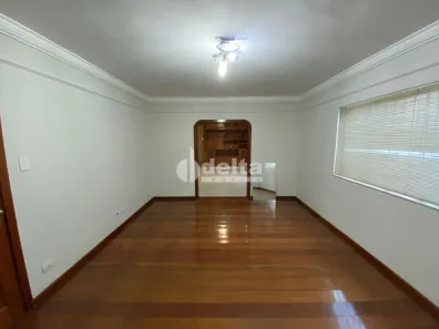 Casa com 4 Quartos à venda, 360m² no Fundinho, Uberlândia