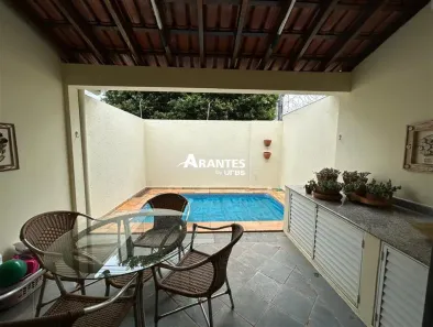 Casa com 3 Quartos à venda, 197m² no Santa Mônica, Uberlândia