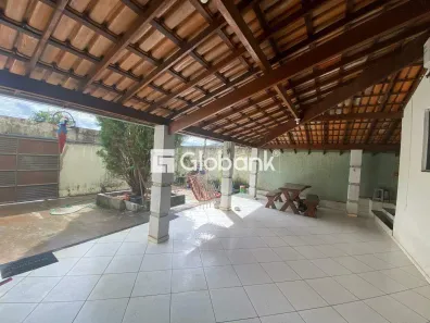 Casa com 2 Quartos à venda, 200m² no Acácias, Montes Claros