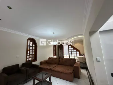 Casa com 5 Quartos à venda, 300m² no São José, Montes Claros