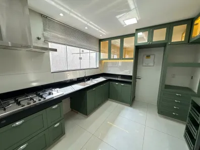 Sobrado com 6 Quartos à venda, 303m² no Goiânia 2, Goiânia
