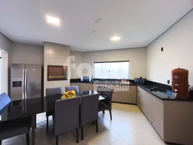 Casa com 3 Quartos para alugar, 220m² no Jardim Colina, Uberlândia