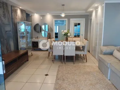 Sobrado com 4 Quartos à venda, 250m² no Alto Umuarama, Uberlândia