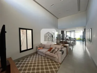 Casa de Condomínio com 3 Quartos para alugar, 250m² no Novo Mundo, Uberlândia