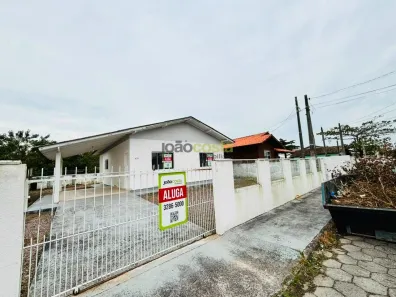 Casa com 2 Quartos para alugar, 74m² no Centro, Palhoça