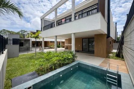 Casa de Condomínio com 3 Quartos à venda, 243m² no Cacupé, Florianópolis