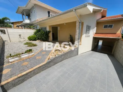 Casa com 3 Quartos para alugar, 207m² no Barreiros, São José