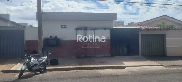Casa com 3 Quartos para alugar, 120m² no Presidente Roosevelt, Uberlândia