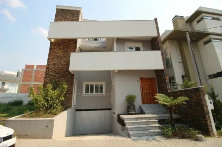 Sobrado com 4 Quartos à venda, 242m² no Pinheirinho, Curitiba