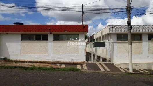 Casa com 2 Quartos para alugar, 60m² no Presidente Roosevelt, Uberlândia