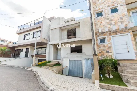 Sobrado com 4 Quartos à venda, 233m² no Pinheirinho, Curitiba