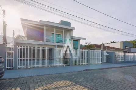 Casa com 3 Quartos para alugar, 265m² no Iririú, Joinville