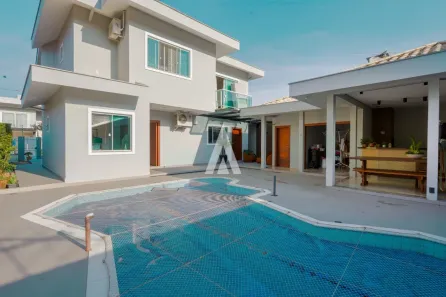 Sobrado com 3 Quartos à venda, 265m² no Iririú, Joinville