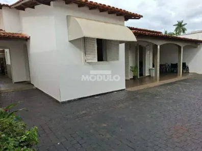 Prédio Comercial com 8 Quartos para alugar, 311m² no Osvaldo Rezende, Uberlândia