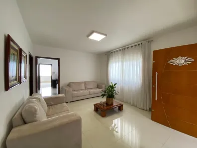 Casa com 3 Quartos à venda, 241m² no Cidade Jardim, Uberlândia