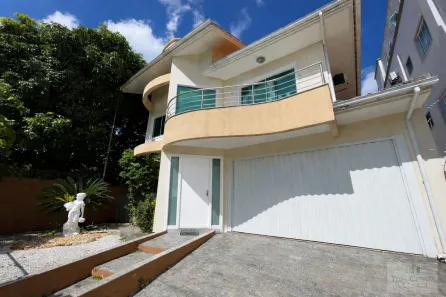 Casa com 4 Quartos para alugar, 200m² no Centro, Palhoça