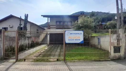 Casa com 3 Quartos para alugar, 186m² no Sambaqui, Florianópolis