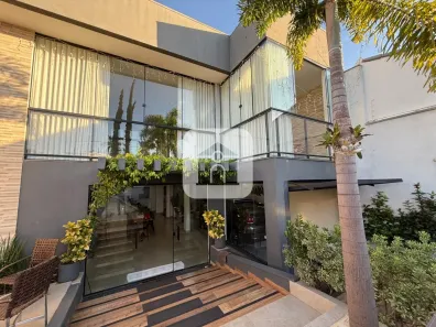 Sobrado com 4 Quartos para alugar, 372m² no Cidade Jardim, Uberlândia