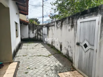 Casa com 4 Quartos para alugar, 197m² no Santa Mônica, Uberlândia