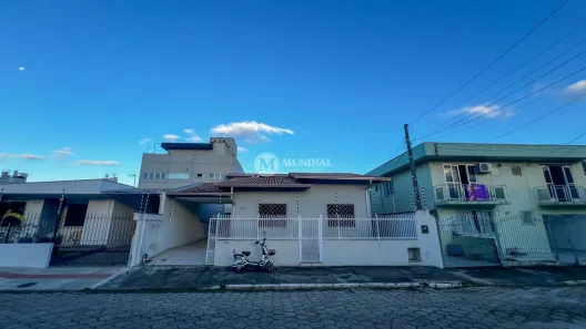 Casa com 3 Quartos para alugar, 253m² no Centro, Balneário Camboriú