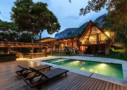 Casa com 4 Quartos à venda, 600m² no Samambaia, Petrópolis