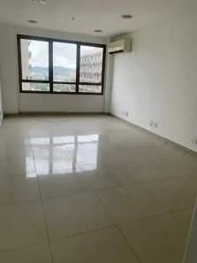 Prédio Residencial para alugar, 30m² no Del Castilho, Rio de Janeiro