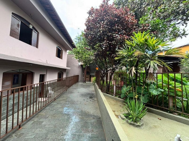 Casa com 3 quartos — Santa Amélia, Belo Horizonte