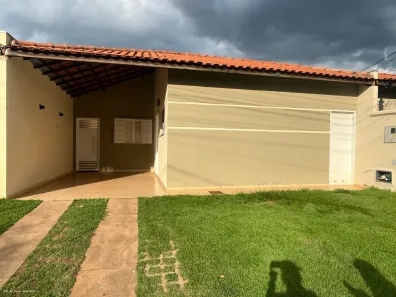 Casa de Condomínio com 3 Quartos para alugar, 84m² no Vila Carlota, Campo Grande