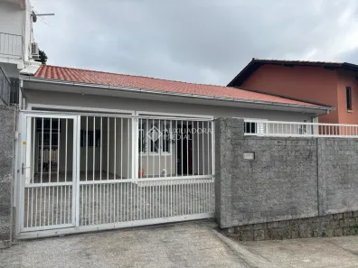 Casa com 4 Quartos para alugar, 170m² no Centro, São José