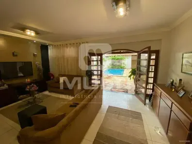 Casa com 3 Quartos à venda, 240m² no Jardim Karaíba, Uberlândia
