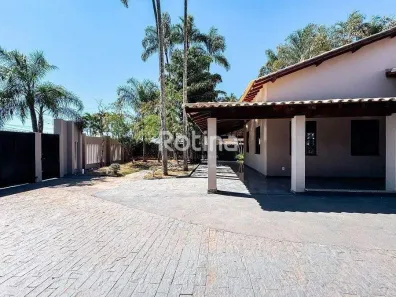 Casa com 4 Quartos para alugar, 840m² no Cidade Jardim, Uberlândia