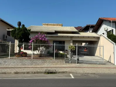 Casa com 4 Quartos à venda, 248m² no Floresta, Joinville