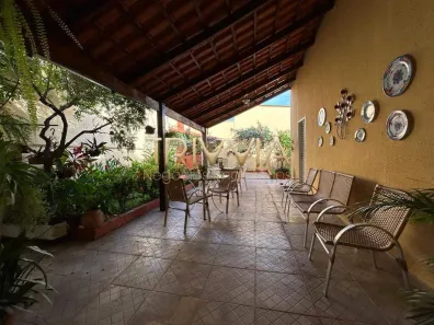 Casa com 3 Quartos à venda, 230m² no Saraiva, Uberlândia