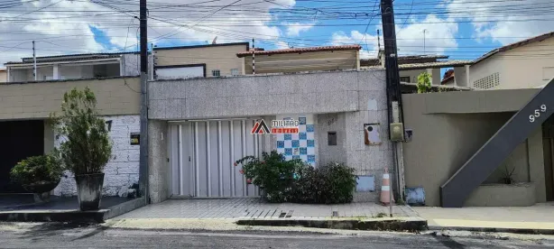 Casa com 4 Quartos à venda, 180m² no Cambeba, Fortaleza