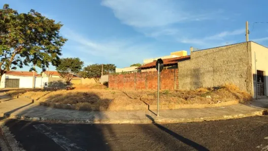 Lote/Terreno à venda, 220m² no Jardim Indaiá, Araraquara