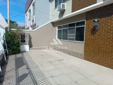 Casa com 3 Quartos à venda, 233m² no Ramos, Rio de Janeiro